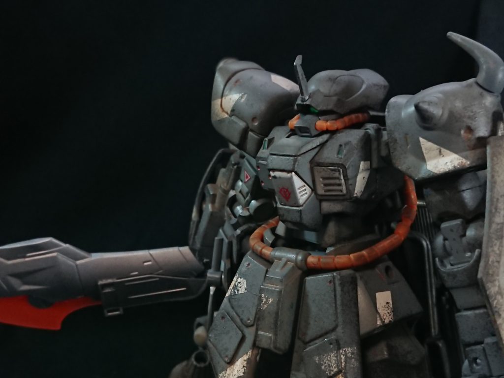 イフリートグラウ
残党が大破状態から回収し稼働状態にまで仕上げたイフリートの一機。主にグフやドムの後期型パーツを用いて改修しており、グフ飛行試験型系の技術を応用して短時間の空中戦が可能なホバーユニットを脚部に装備している。