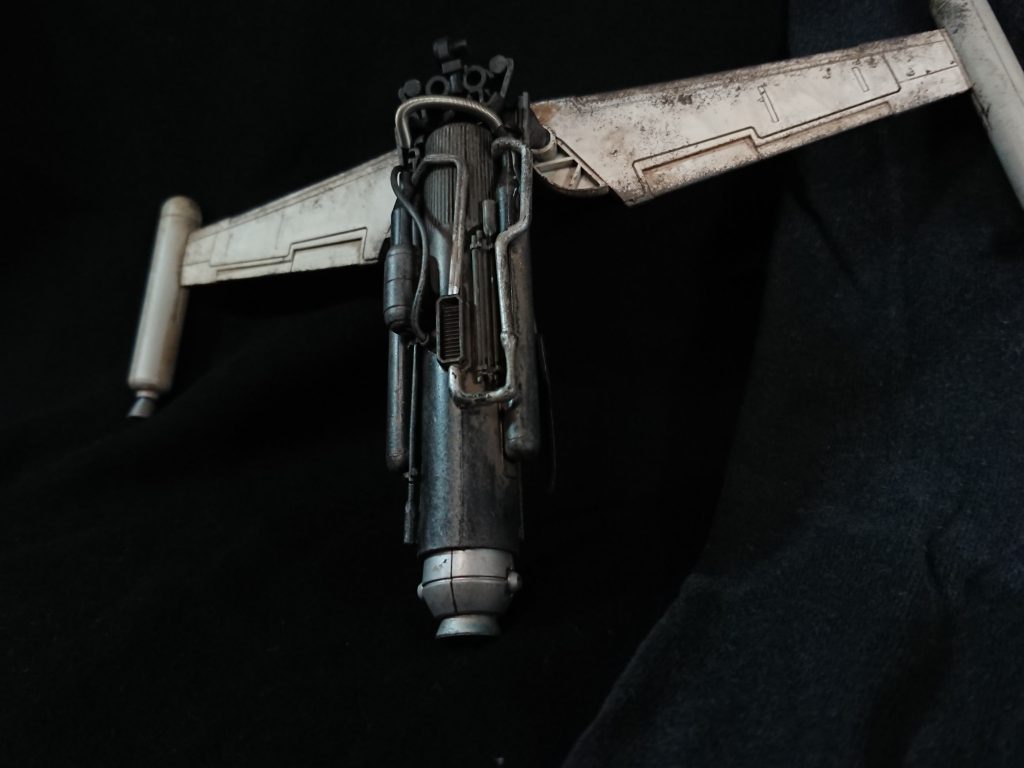 高高度強襲用ユニット「シュツルム・アードラ」
大推力のシュツルムブースターと飛行安定翼の複合装備。高高度まで推力で飛行し、滑空と自由落下で空中を移動する他、単純な大推力ブースターとしても使用可能。爆砕ボルトでパージができる。