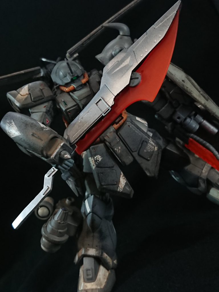 専用ヒートサーベル
一般のものに比べ大振りに仕立て上げた専用のヒートサーベルで、質量・威力は共に従来のものを大きく凌ぐ。