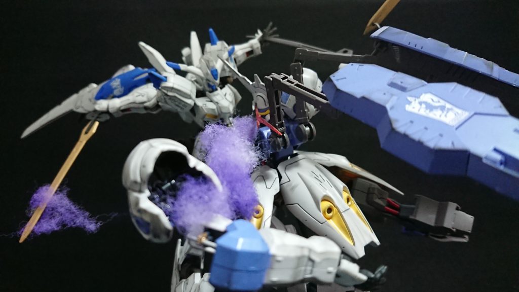 飛んだ腕と肩アーマーは分離させて浮かせてるんですが煙で見えなかったのでちょっと設計ミスですね…