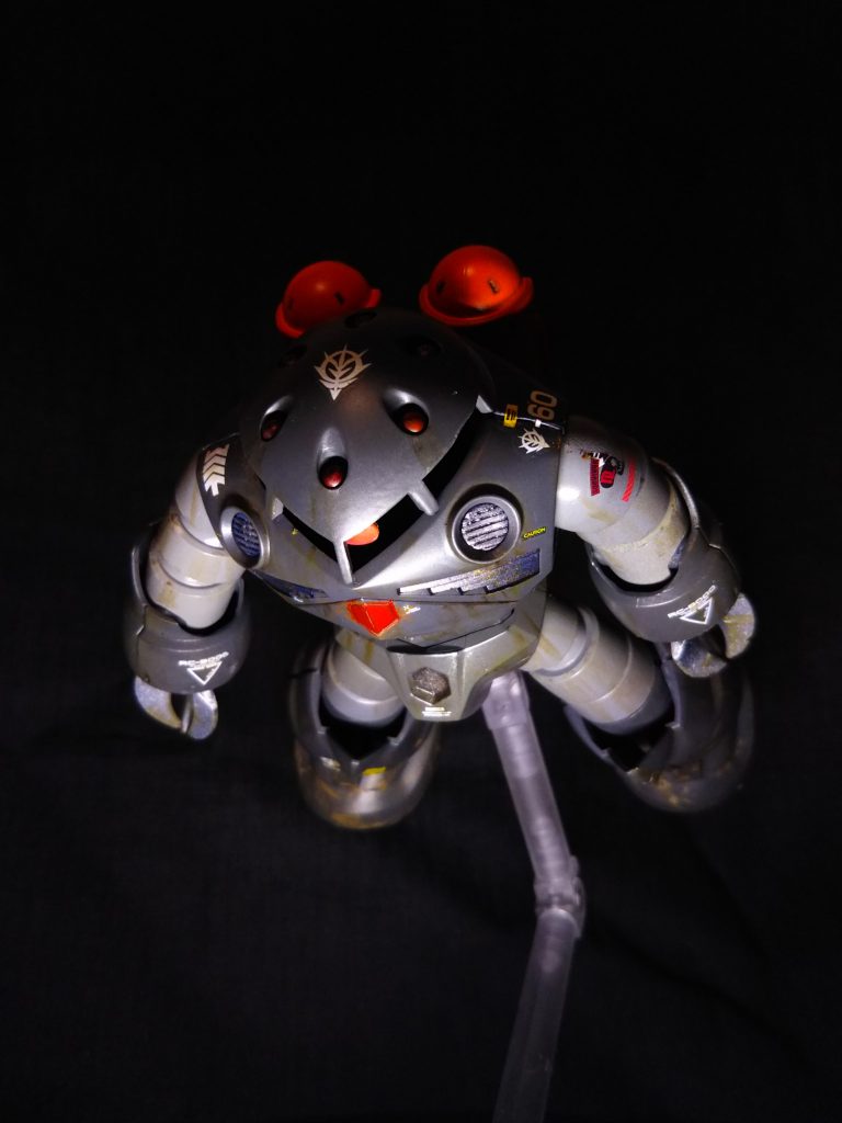 HGUCでもかなり古いキットなので股下にピンバイスで穴をあけて無理矢理ベースと接続しています