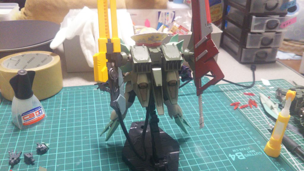 バックパックはストライカージンクスの物にストライカージンクスの膝のスラスターをくっ付けてます
大剣はアルケーの物にMGノワールの剣を組み合わせてます
GNメガランチャー改はアトラスのレールガンにアイズ(リボーンズ)のライフルのグリップ周りを移植してます
途中までメガランチャーとバックパックをケーブル接続にしてましたが没に