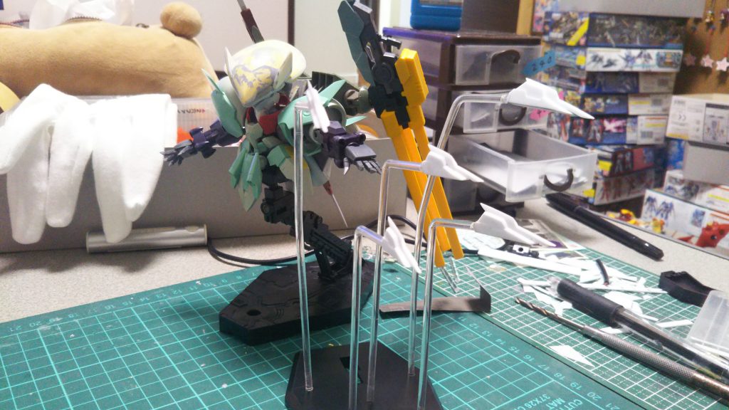 ソードビットの展開イメージでスタンドを用意
ビットには1㎜の穴を開けてあるので曲げられるプラ棒に1㎜の真鍮線を刺してそれで取り付け出来るようにしてあります