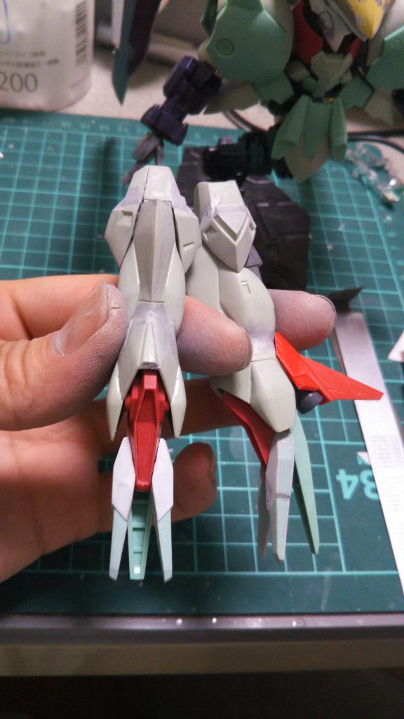 爪先は本来着地時に開く設定ですが開いてる方が格好いいので隙間を埋めて開いた状態で固定
かかとの上にシャイニングブレイクのスラスターを接着