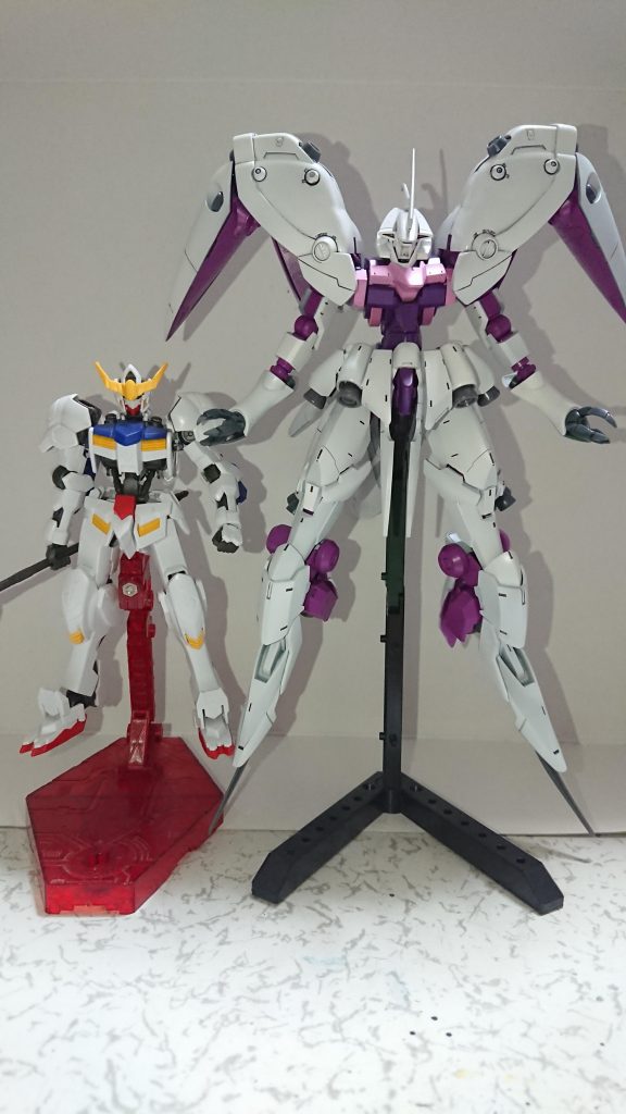 色は色々悩みましたが、改造成分がもともとアクシズで建造されてたので、キュベレイっぽくしました。
初の濃い色から白色への塗装でしたが、白色は本当に難しい。またチャレンジしてみます。