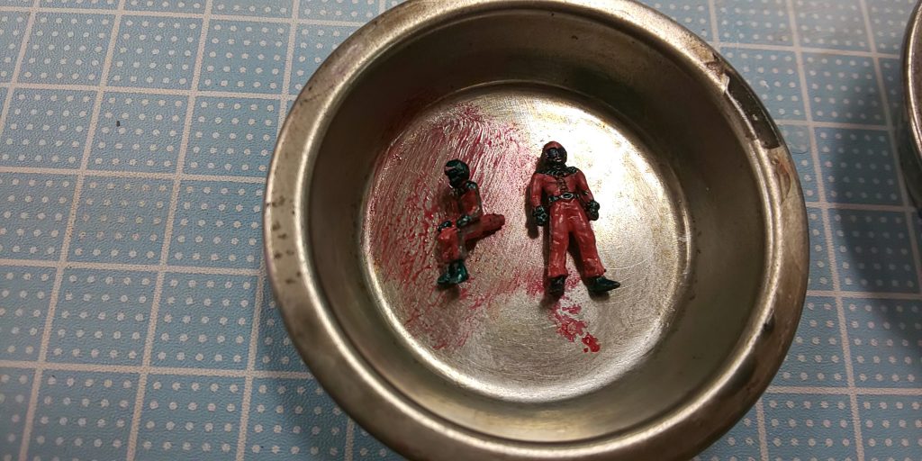 ブランイヴウ店長からのおすすめでガイアのエヴォブラックの下地の上からガンダムマーカーを筆塗りでジョニー塗装!!ちっさ過ぎて目が~!!