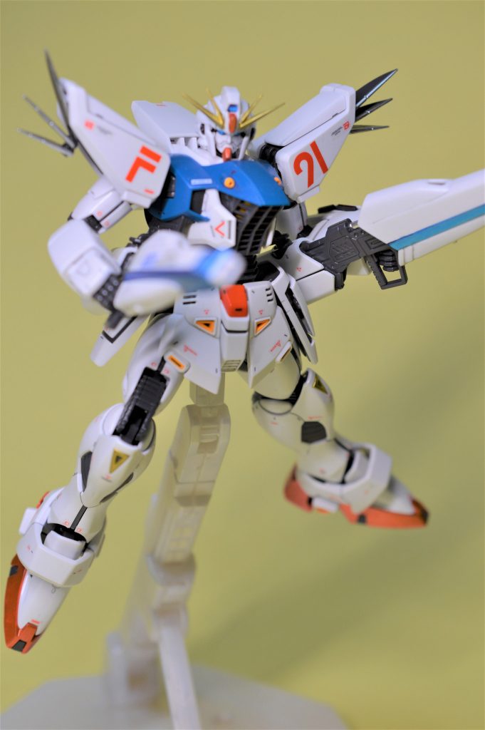 全開稼働モード。小さめの頭が、差し替えなしでフェイスオープンを再現したのには感動しました。