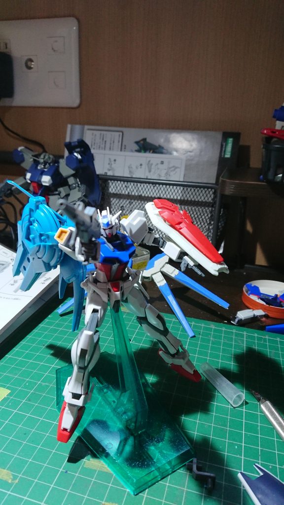 飛行ユニット②
従来の飛行ユニットよりも更に効率的に機能的にと開発されているもの。
羽根が無い分、更に動きも制限されることなく活動出来ると考えられています。
脳内妄想としては実践で配備されるのはまだ先で飛行ユニット①が主流の時代が続きます。
開発工廠内では問題だらけで開発は遅々として進んでいないようです。
また装備も宇宙戦を念頭に専用のビームライフルも開発とのこと。
しかし実際に宇宙では実弾とビームはどちらに軍配が上がるのでしょうか?