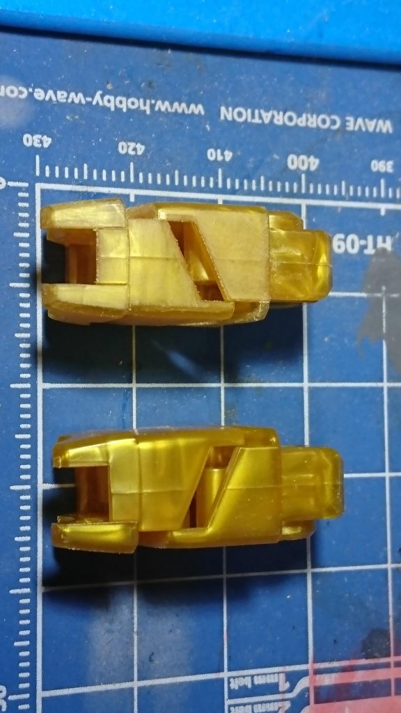 ユニコーン系の気になるポイント  太腿パーツのパーテイングライン。下がキット→上は加工済み。