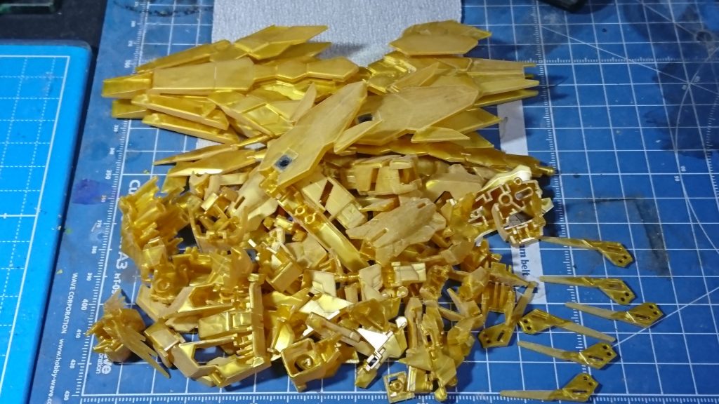 最後は金塗装の全パーツ。1200番まではペーパーがけしました。強いていうなら一番力を入れた作業かも………  次のユニコーンモードはメッキ仕様なのでヒケは仕方ないとしても、ゲートとパーテイングラインで気になるところは長谷川のフィニッシュシリーズ使う予定です。
