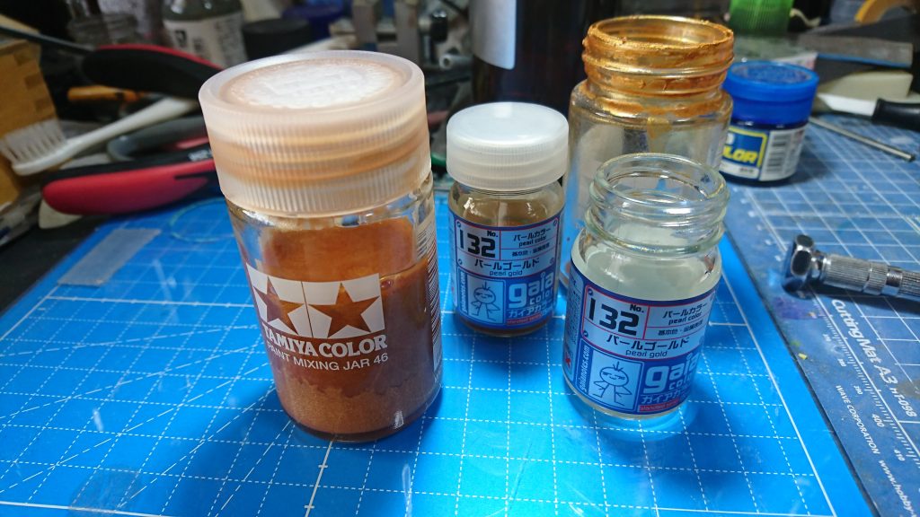 今回使用したゴールド塗料。黒下地にしてからパールゴールド吹きました。