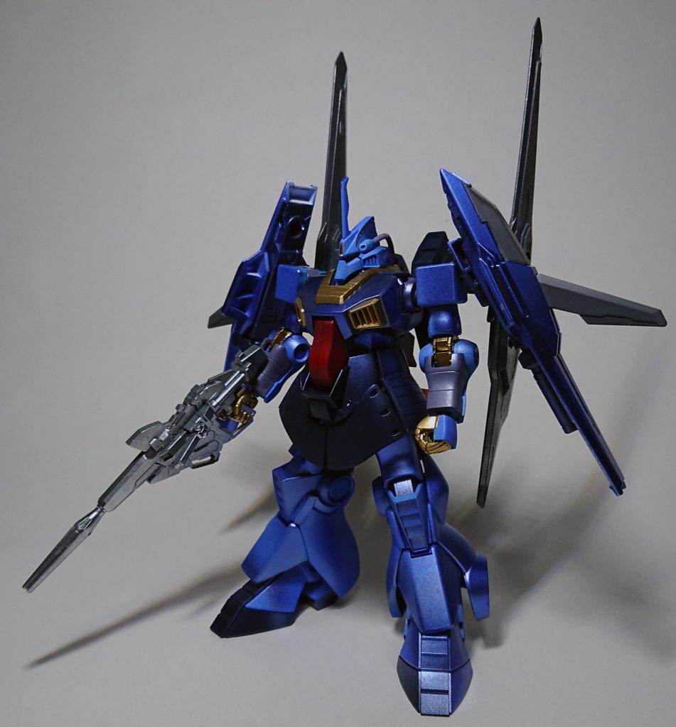 塗装は緑色の部分をキャラクターブルーのスプレー缶で塗装しながら、ガンダムマーカーエアブラシを使用してグラデーションっぽくしたつもり。
なんちゃってグラデーションと称し、適当に吹き付けてみた。
メタリックバイオレットが良い色を出してくれたのでこの色は結構お気に入り。