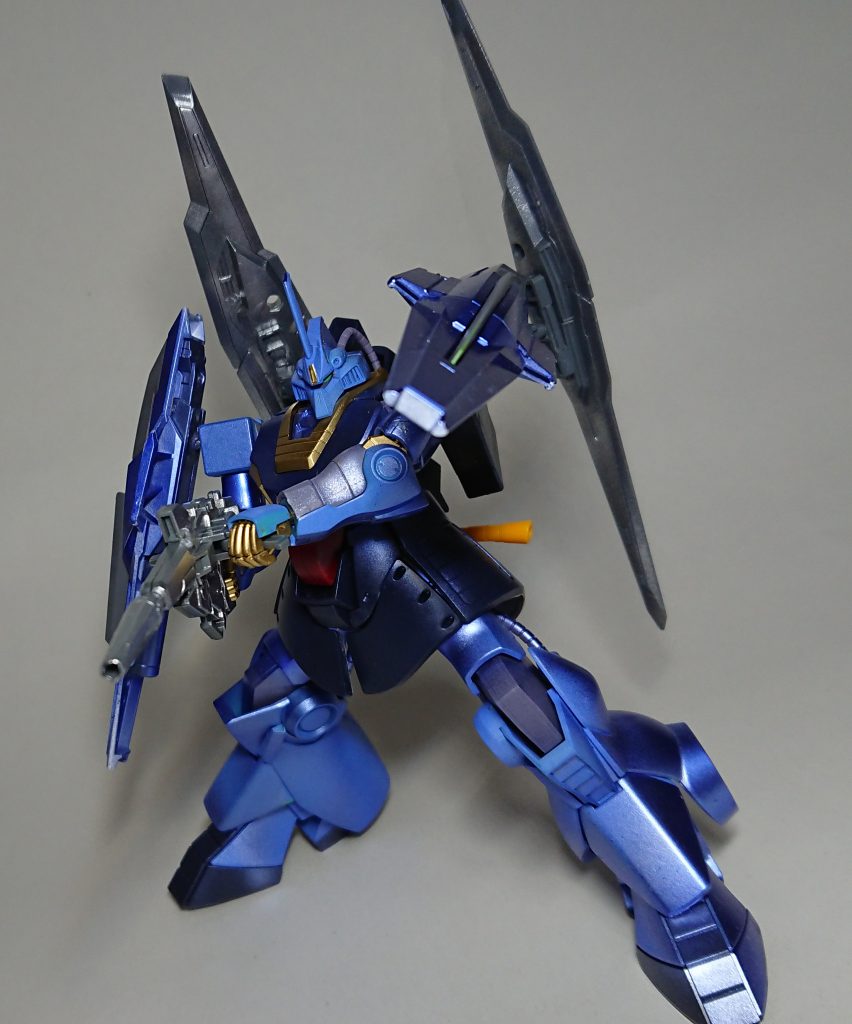 両手でマグナムを撃つときは肩のバインダーの羽が閉じ、背中のスタビライザーは干渉しない様に後ろへ回ることで、どっしりと発射することが出来る。