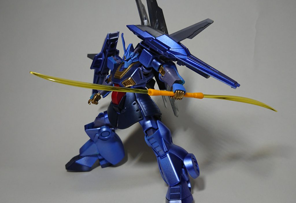 格闘武装はビームナギナタ一本。格闘戦時も背中のスタビライザーは後方に収められ、肩周りの動きを阻害しない様になっている。