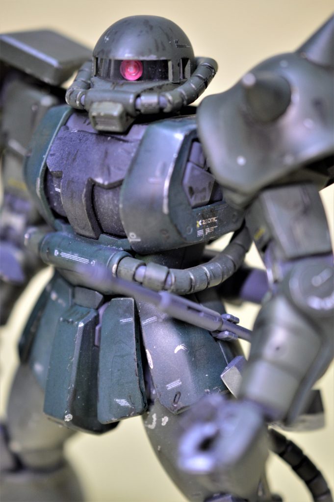 息子が『ザク弱い!ザク弱い!』と連呼するので、できるだけ強そうに見えるよう、外装を濃い目に全塗装しました。