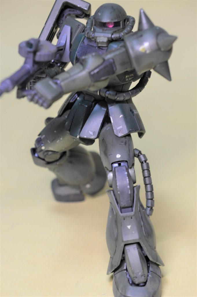 外装は黒サフ→シルバーメッキ→緑で塗装しています。少し塗装を削ったり、ポーズを取らせているうちに自然に緑が削れて銀の下地が出てきます。