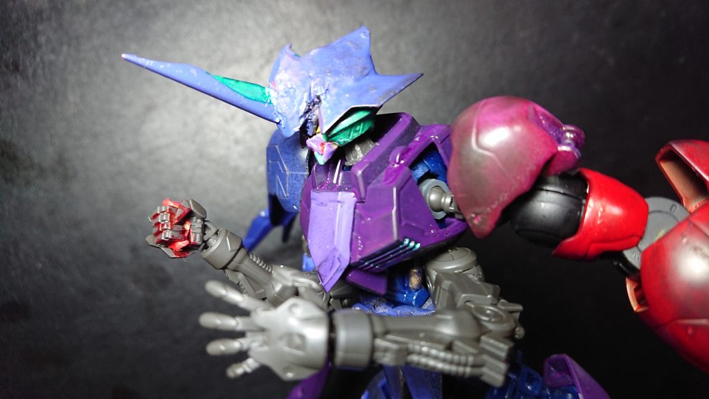 腰のサブアーム
パイロットやデブリを捕まえるのに用いることも