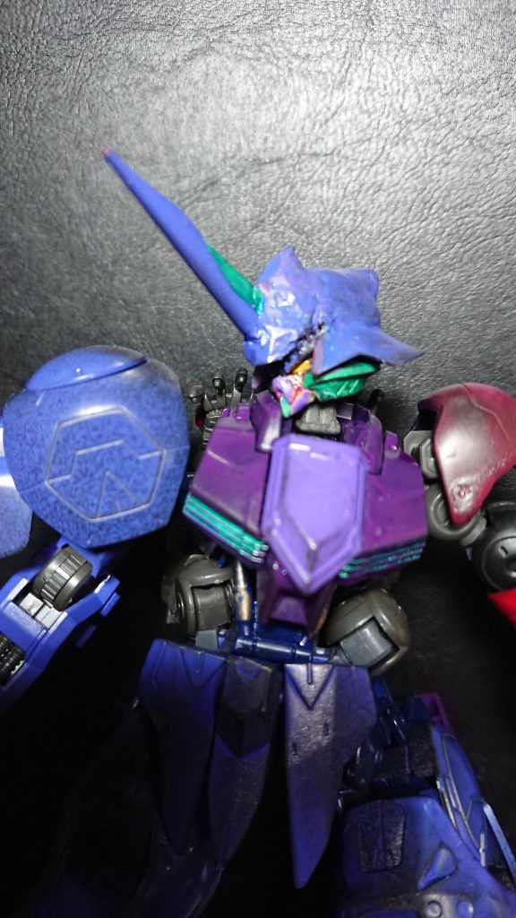 兜頭と1本角で解りづらいですが
一応ガンダムです