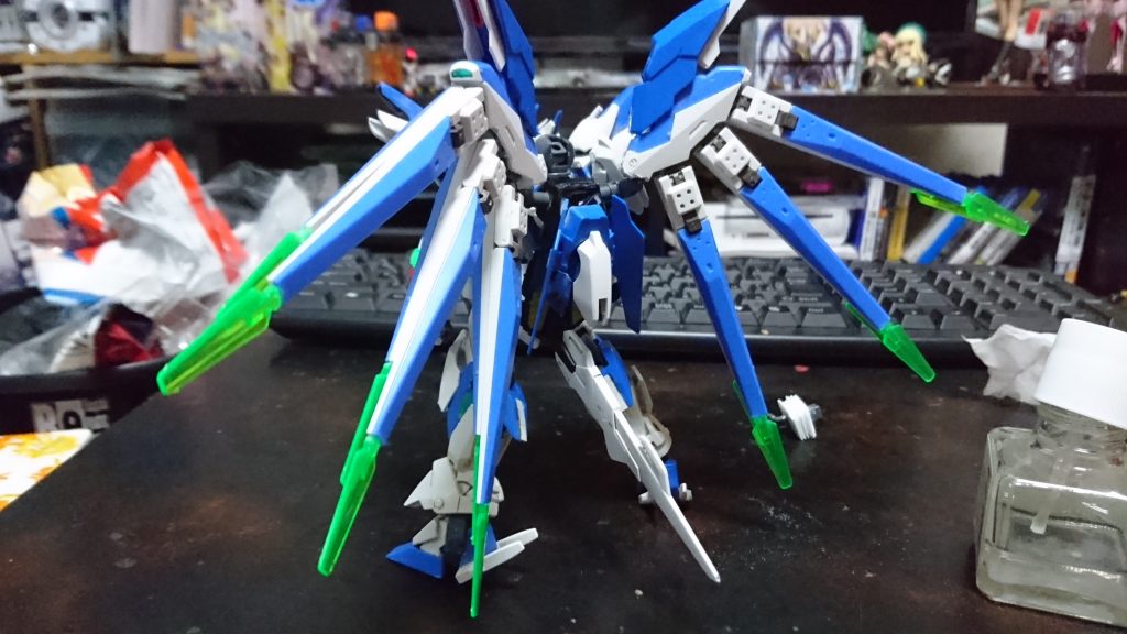 背中です
レクスの尻尾を追加、その尻尾の先端に少しスジ彫りをし刺してエネルギー吸収、みたいな想像を膨らませながら作りました
レクスの尻尾カッコいいですよねほんと