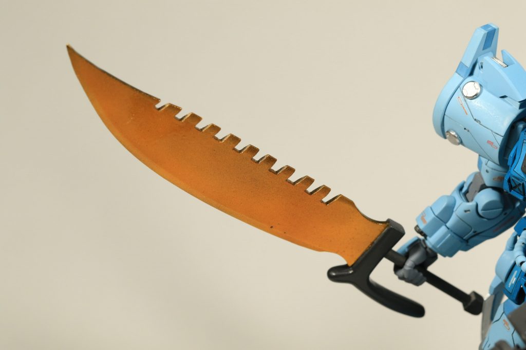 プラ板、プラ棒、ランナーでスクラッチしました。サバイバルナイフみたいにしてみました。