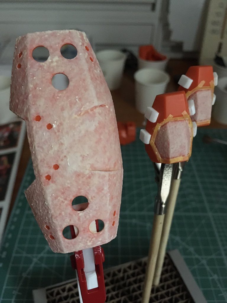 溶きパテをぺたぺた、盾のあちこちにある細かい丸部分はマスキングしておきました。