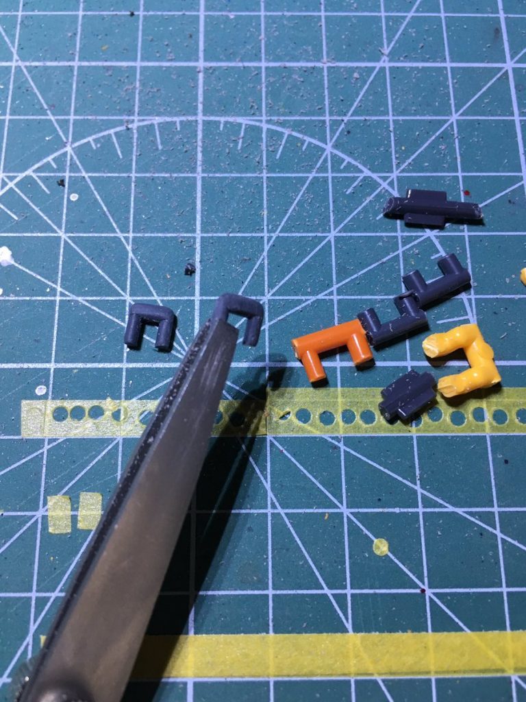 ランナーからフックぽいなにかを制作、程よく加工して色んな場所に接着してあります。