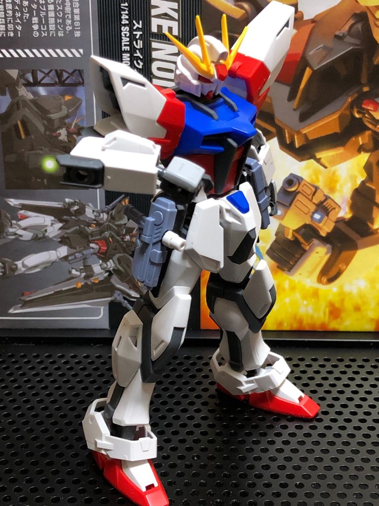 腰に装備できるようストライクノワールからサイドスカートを拝借。SEED系の昔のプラモはそのままだとビルドファイターズ以降の腰にはつけられないので加工してあります。