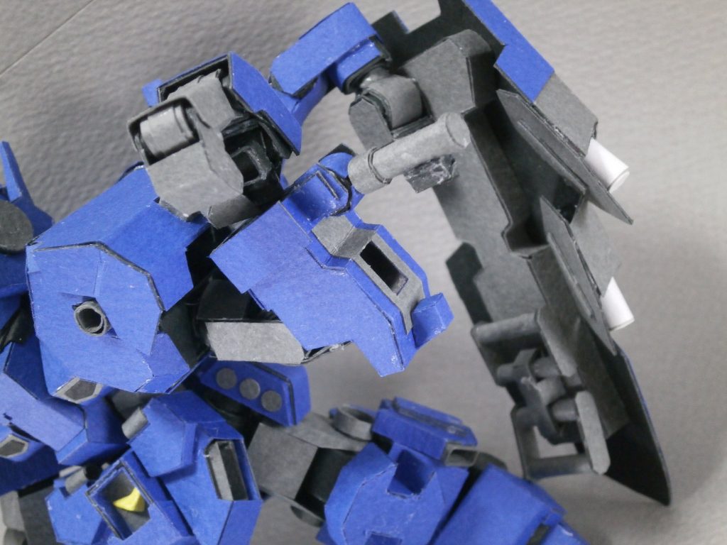 左腕のサーベルラックも可動式・脱着可能に加工。