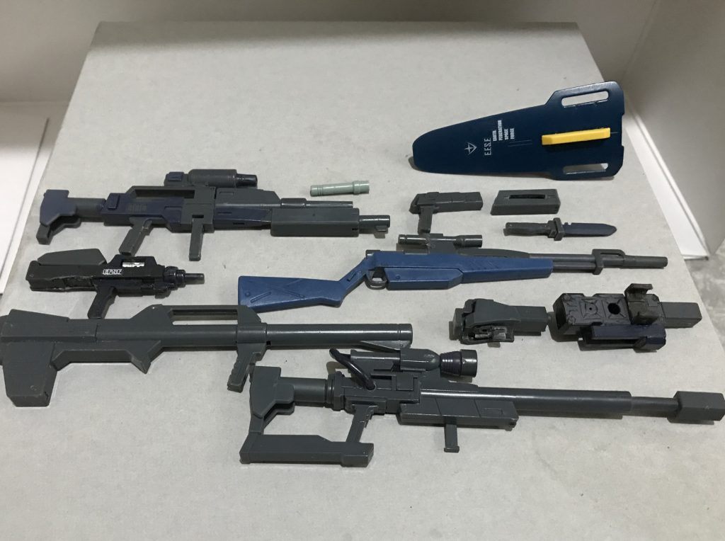 装備のみで
これを全て懸架できます
ビームサーベル下のビームランチャーは、砲身の下についている四角いパーツを砲身に付けてロングランチャーにすることができます
ナイフ元々はコトブキヤのナイフセットのもので、そのままだと大きすぎるためMSに合わせて短く切断してから形を整えました