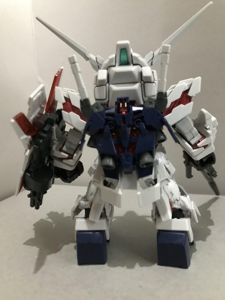 背面
バックパックのサイコフレームの裏側を塗装したため、以前よりサイコフレームが見えるようになりました