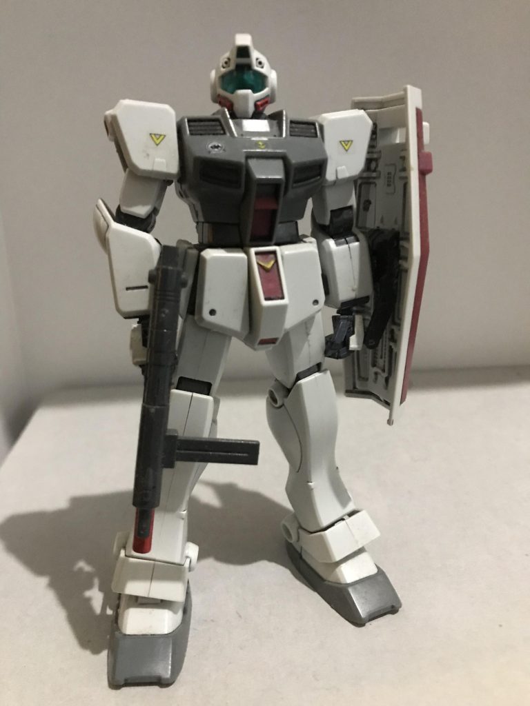 ジム寒冷地仕用
アンテナとサーベルがなかったです
アンテナの付け根は均されていたため当時折ったみたいですね
サブカメラの裏にホイールシールを切り取って貼り、集光するようにしています(あんまり光ってない)
手首はカスタムパーツの角ハンドを使用
持ち手の穴が大きく武器がすり抜ける、親指が埋まっている、サーベル持ち手がない、など不満点をあげるとキリがなく次から使わなくなりました