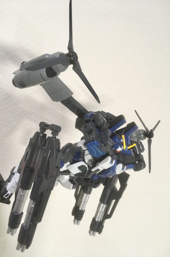 〈ダムゼルフライ装備〉プロペラが肩に当たるので干渉しないようにするにはこの画像の長い付け足しパーツを使うしかないものの、全体のバランスを取ると短いパーツの方がいいので中々難しいです。