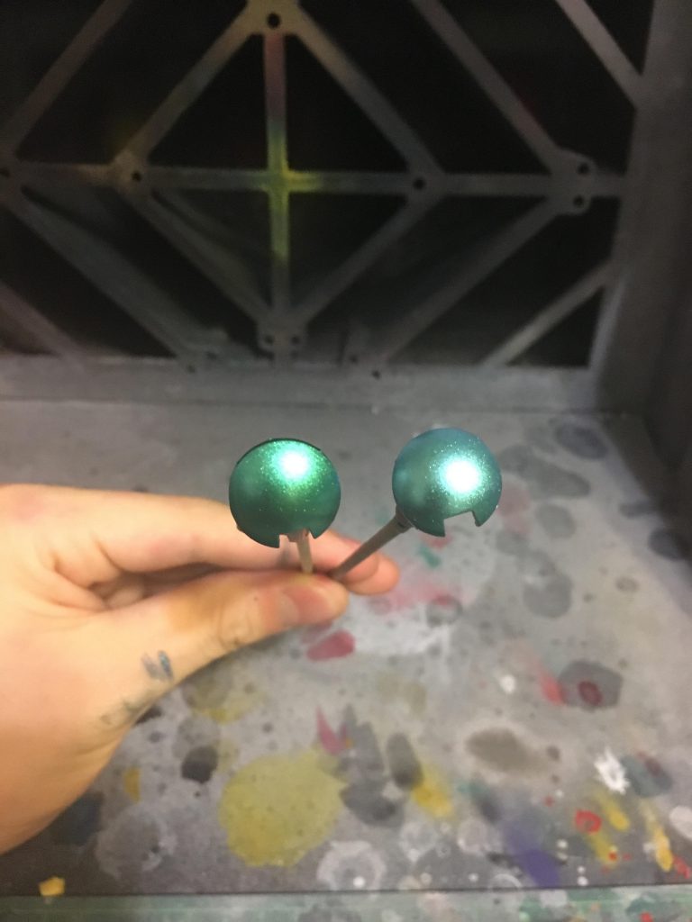 ガイアのプリズムメタリックターコイズライトブルーグリーンの上から蛍光クリアグリーンを塗りました。左が塗ってないものになります