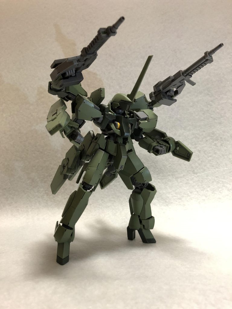 サブアーム展開。グレイズの腕そのままなので、様々な武器を装備出来ます。