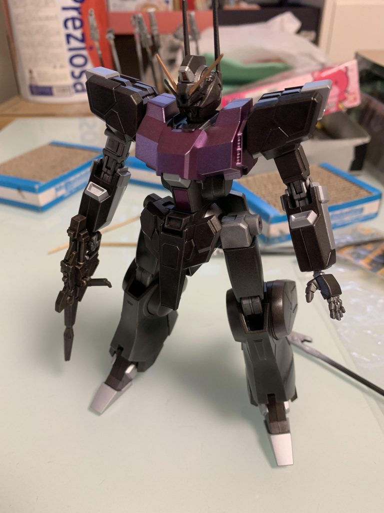 デカールやシール類を貼る前の仮組みです。
仕上げの水性つや消しを吹く前なのでテカテカしてます。
あと、組んでいて思ったのですが、大腿部と股関節のつなぎ目にあるパーツ(写真でいう脚の付け根のシルバーのパーツ)が、
動かしてる時にばらけやすいので、気になるようなら接着した方がいいかなと。