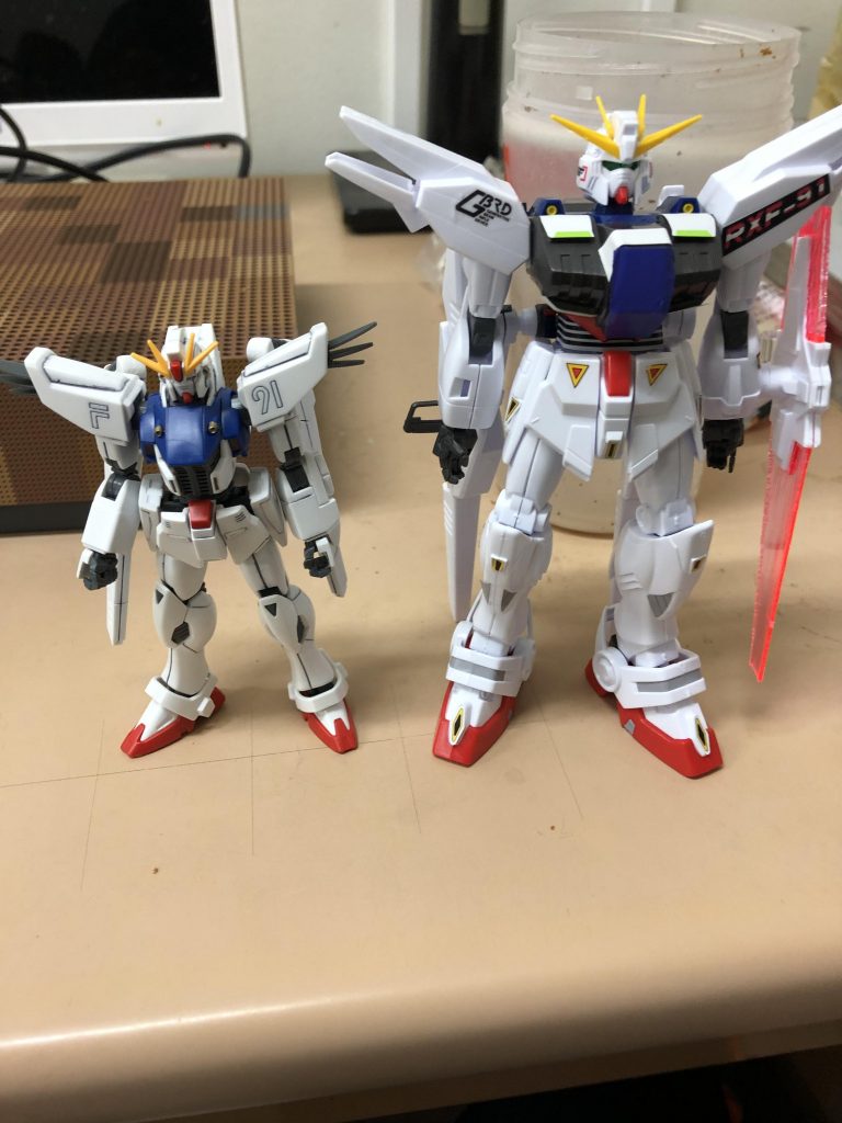 偶然サナリィのF91と酷似しているアナハイムのシルエットガンダムとサイズ比較。
F91は小型化に成功しているのがよく分かります。