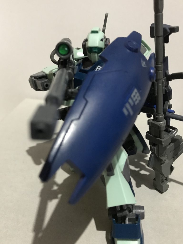 ロングビームライフルを構えて
スコープ部分に使用したHアイズは裏側を銀に塗装したため、キラリと光ってくれるのがとても嬉しいですね