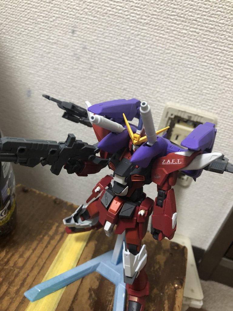 ちょっと窮屈ですが、ファトゥムも前に倒せます
ファトュムの砲身はライトニングフルバーニアンの物に変更大型化してます