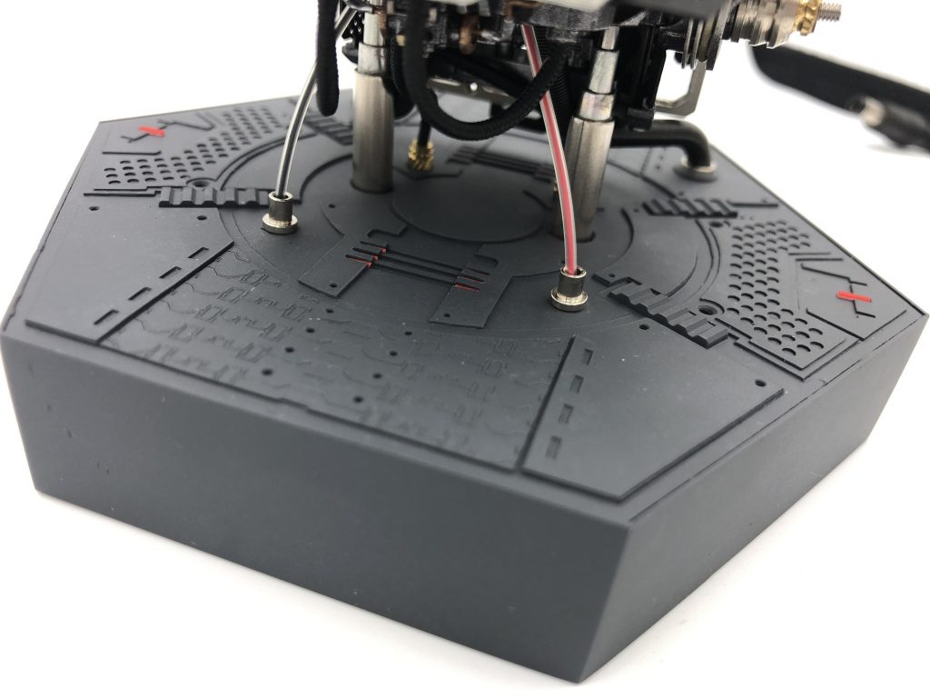 自作ベースです。
整備中や製造中の格納庫等のイメージです。
ベースに伸びた各ケーブルには実際にケーブルを通して、ベース下に給電用配線をまとめてあります。