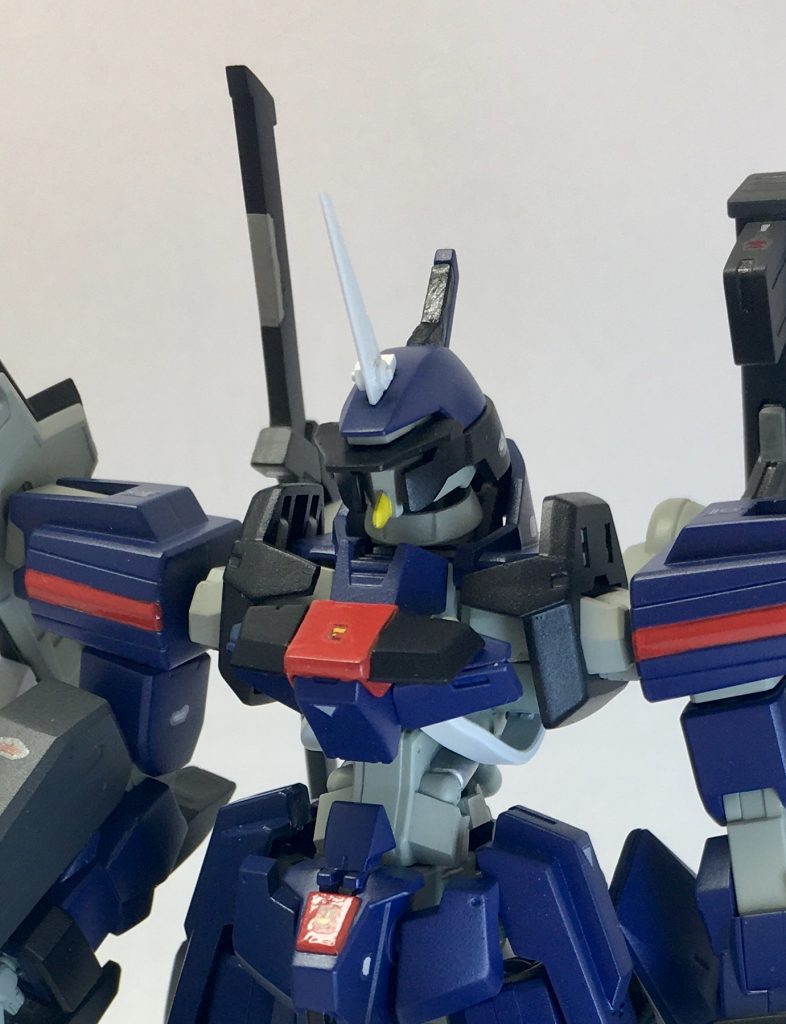 頭には大型アンテナを搭載し、通信能力を強化している。また、機体名にもなった鸇の通り、顎部分にはクチバシ状の形にされた。