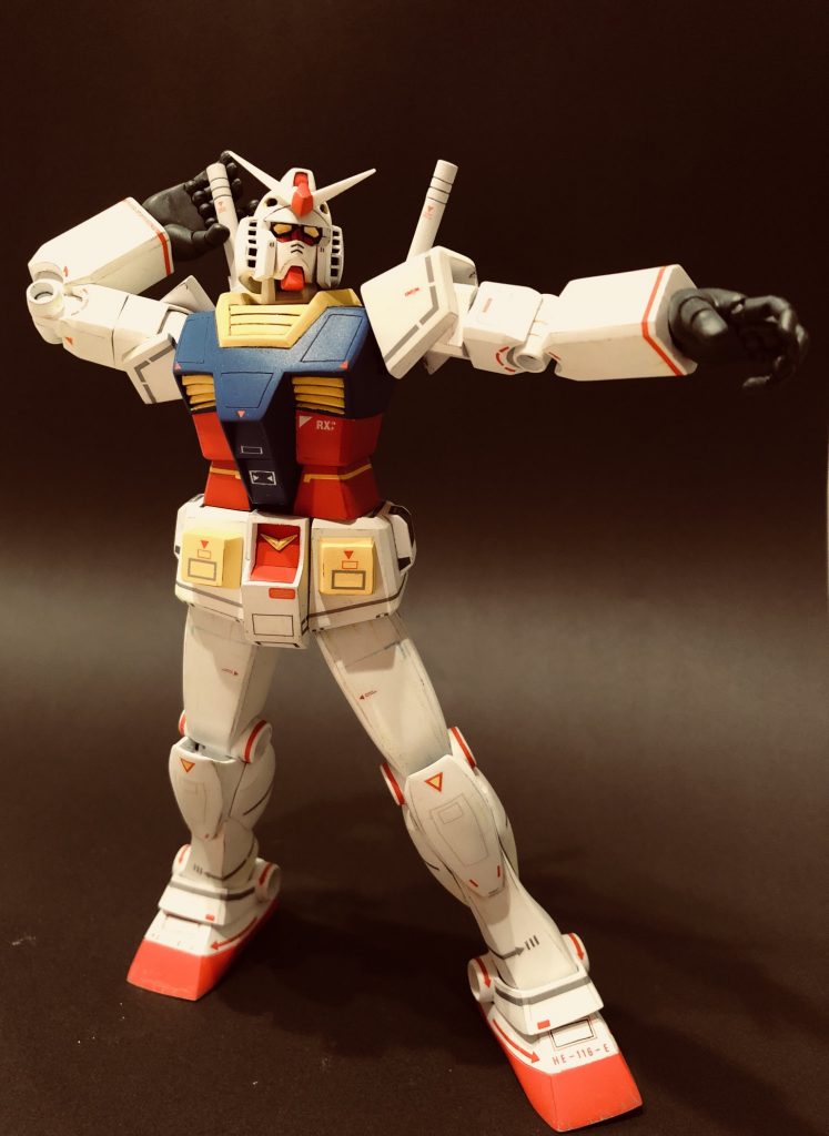 肘関節両側引き出し式へ。肩関節は根元から回転機構を入れました。これにより何とかサーベルへ届く様になりました。