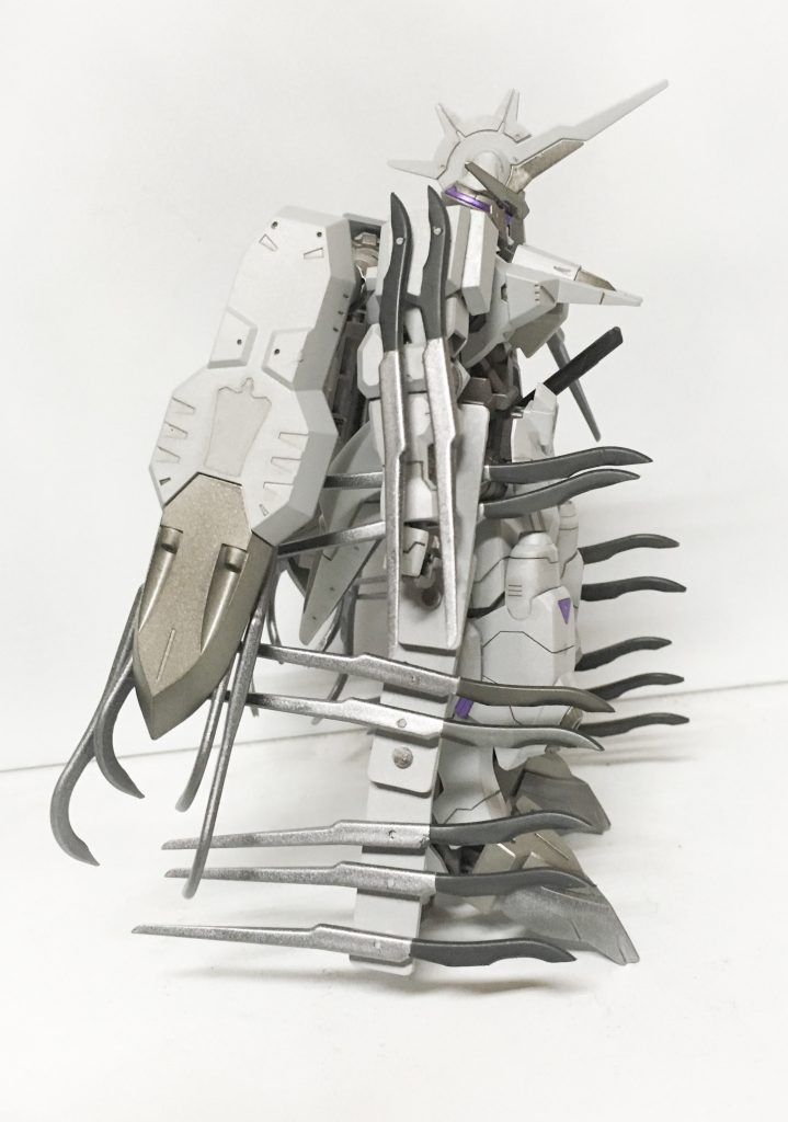 サイドアーマー
短刀は肩とサイドアーマーにマウントされています