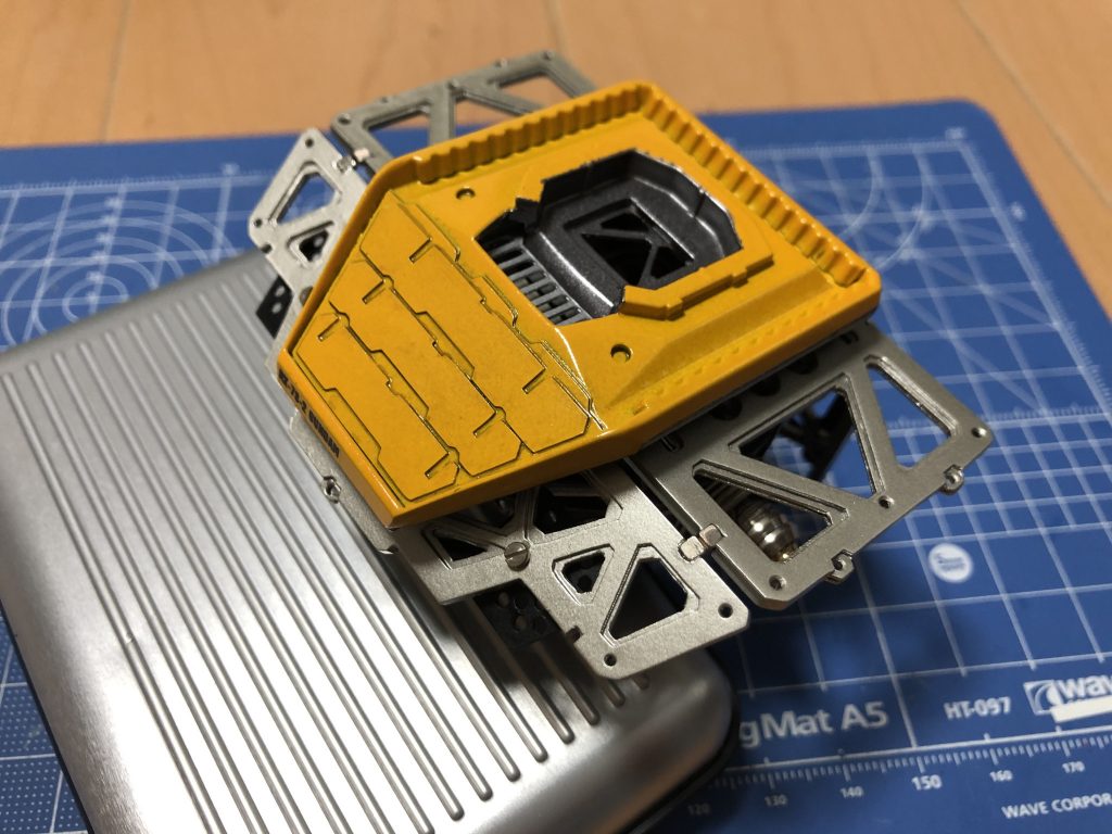 胴体部分は完成、黄色の襟?もほぼ作り直しています。
元々分解できるように考えていたので、組み上げると見えなくなる部分まで作り込んでありますが、配線の問題から結果的にバラさない方向で組み上げました。