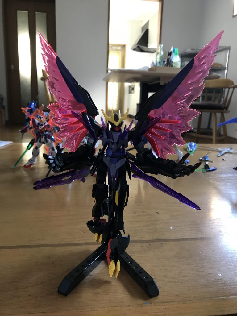 バルバトス・イービルはクロストークガンダムから光の翼を奪い、クロストークガンダムの搭乗者(主人公)は奪翼の騎士と周りから言われるようになる。