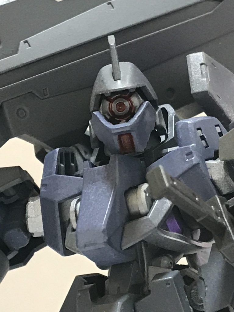 メインカメラは威圧感を出すために赤色