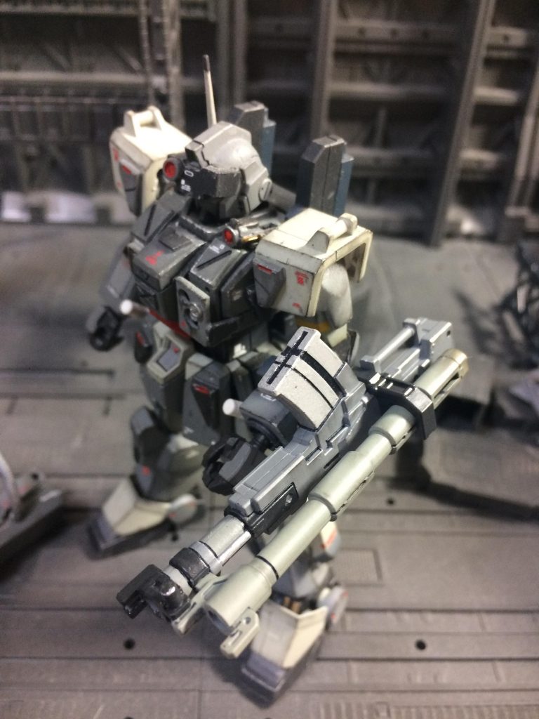 左腕展開式180ミリキャノン砲は砲身は逆の状態からくるっと回して