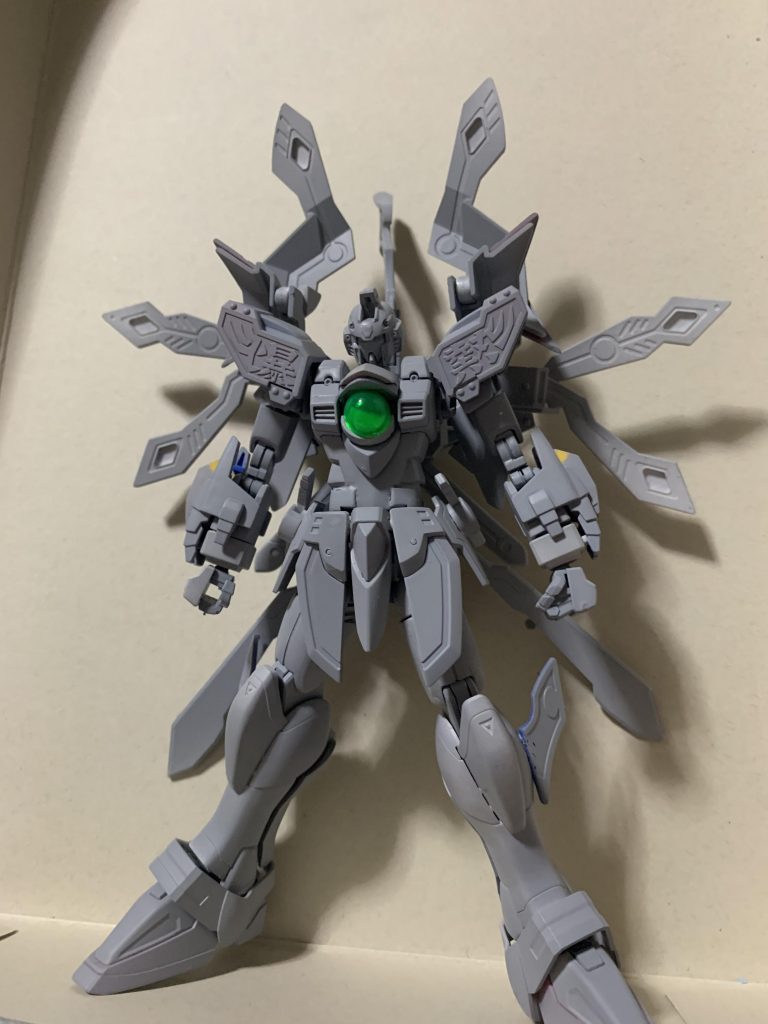 完成前の状態、號斗丸の切り貼り以外だと股関節を逆に付けてシャイニングの太ももとヒザ関節に交換して太ももをプラ板で更に太く、V2の腹部を追加して延長。首もポリキャップ追加して延長、肩の軸もV2、腕のフレームをカミキバーニングに交換してゴッドフィンガーの構えポーズを取れる様に、ついでに可動範囲も広くなるし多少隙間はできるけど無加工で取り付けられるので腕のフレーム交換は特にオススメ。ついでに手首も豊富なカミキバーニングに変更したのでエフェクトも取り付け可能。