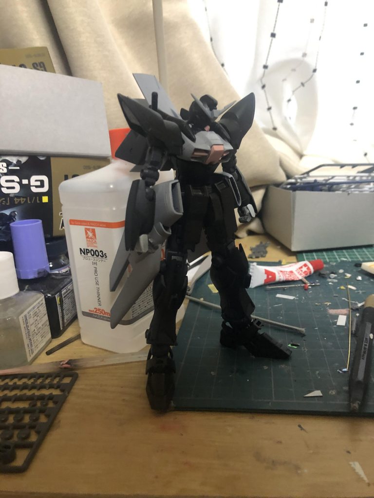 表面処理後、黒サフグレーサフ、ピンクサフを吹きました。