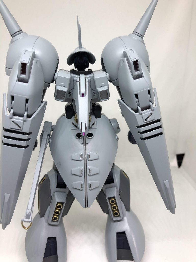 バックショット
ディテールアップにこだわってみました
そのままだと少しのっぺりとした印象だったので派手目に
背中のスラスターも大型化してます