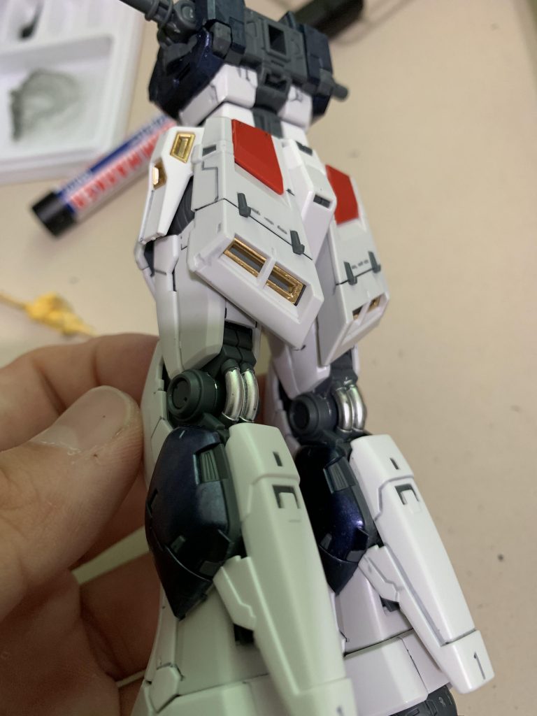 パイプやシリンダーはガンダムマーカーのシャインシルバーを。まだロールアウトしたてのνガンダムですのでここは新品のような感じを出したい所存です。